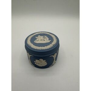 💙🏺 Wedgwood Blue Jasperware Trinket Box–Cupid & Psyche Lid + Bow & Quiver Side